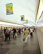 Реклама в метро. Флаги на станциях и переходах метро. Станция Проспект Мира радиальная. Переход на Кольцевую линию. Пассажиропоток более 200 тысяч человек в сутки.