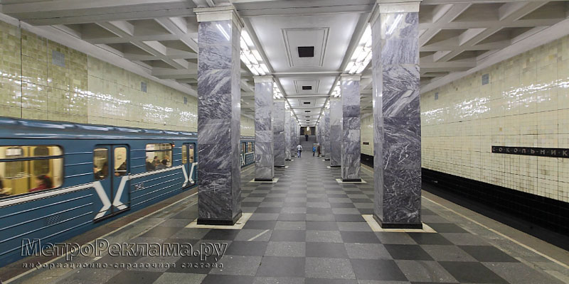 Станция "Сокольники". В центре станционного зала находится двухсторонняя широкая лестница для входа и выхода пассажиров.