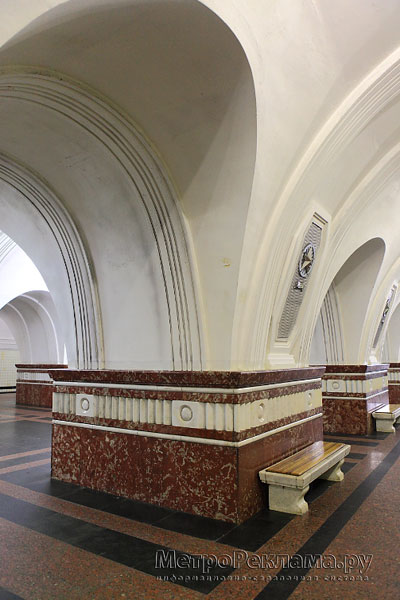 Станция "Фрунзенская". Пилоны, со стороны путевых и центрального залов, имеют мраморные скамьи для пассажиров.