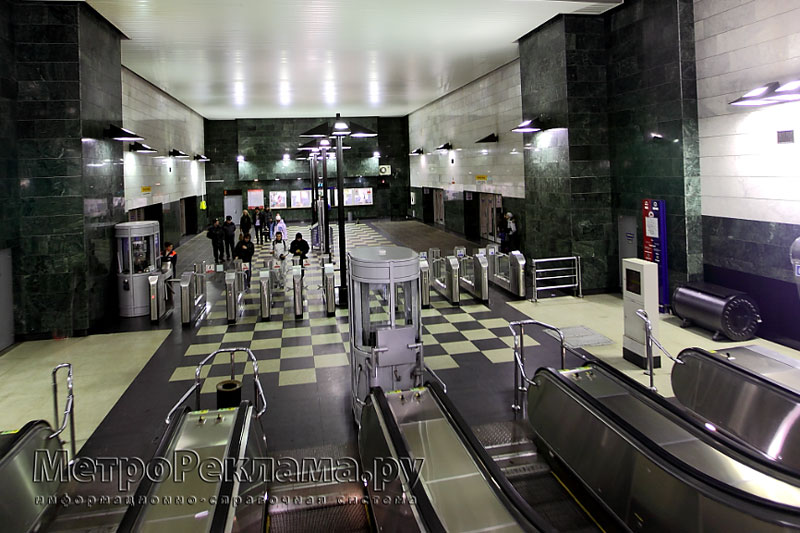 Станция "Воробьёвы горы". Северный вестибюдь.  Вестибюль оборудован четырёхленточным эскалаторным наклоном для входа и выхода пассажиров.