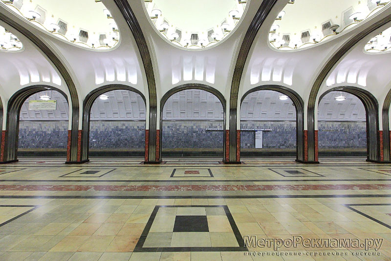 Станция "Маяковская".Станционный зал. Массивные пилоны заменены изящными легкими колоннами, покрытыми рифленой нержавеющей сталью