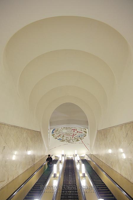  Станция метро "Автозаводская". Южный наземный вестибюль. Выход в город.  Перспектива купола  эскалаторного зала вестибюля .