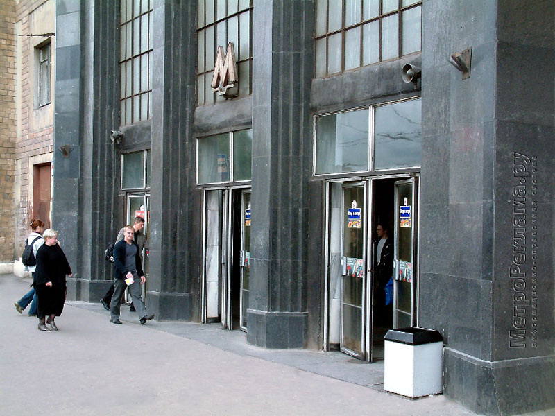  Станция метро "Автозаводская". Южный наземный вестибюль. Фасад украшают полуколонны из лабрадора и очень высокие застеклённые арки дверных проёмов.