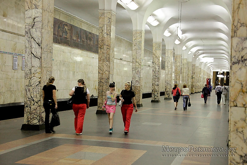  Станция метро "Автозаводская". Станционный зал. Надо же у нее такие же брючки как у меня.