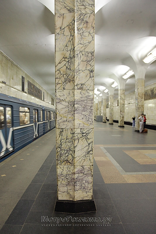  Станция метро "Автозаводская". Станционный зал. Высокие стройные колонны раскрываются лепестками благородных Лилий поддерживая ажурный свод. 