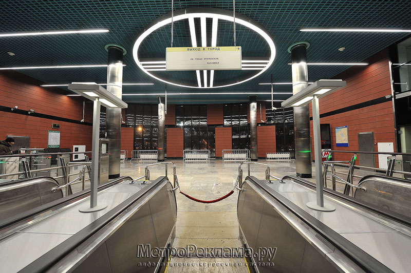 Станция "Алма-Атинская". Наземный вестибюль. Эскалаторный зал. Выход в город.