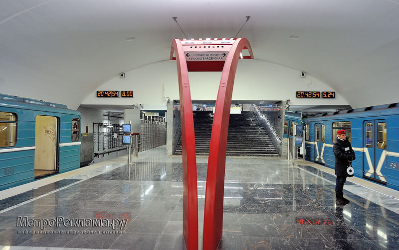 Станция "Алма-Атинская". Выход в город через северный подземный вестибюль станции. Слева проход к лифту для обслуживания маломобильных пассажиров.