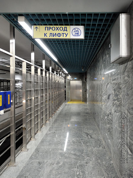 Станция "Алма-Атинская". Выход в город через северный подземный вестибюль станции. Слева проход к лифту для обслуживания маломобильных пассажиров.