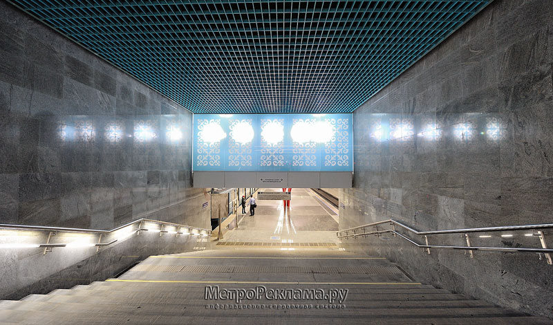 Станция "Алма-Атинская". Выход в город через северный подземный вестибюль станции. На лобовине портала по входу пассажиров в станционный зал, размещено световое панно с национальным орнаментом. 