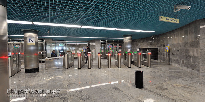 Станция "Алма-Атинская". Северный подземный вестибюль станции. Турникеты по входу пассажиров на станцию