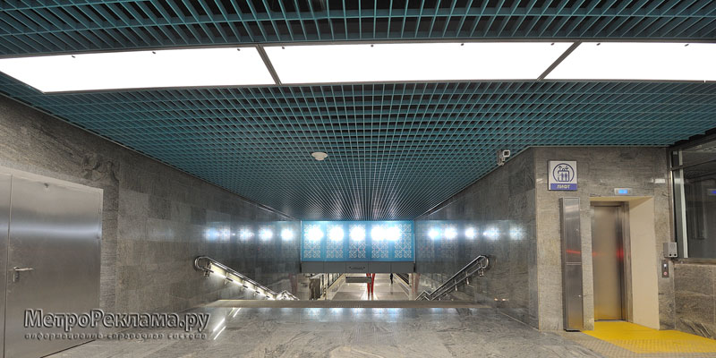Станция "Алма-Атинская". Вход на станциючерез северный подземный вестибюль. Справа лифт для обслуживания маломобильных пассажиров.