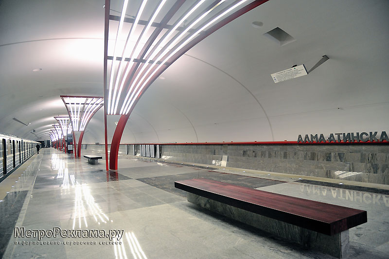 Станция "Алма-Атинская". Станционный зал. Скамьи для пассажиров разместились под "опахалами" оригинальных светильников.
