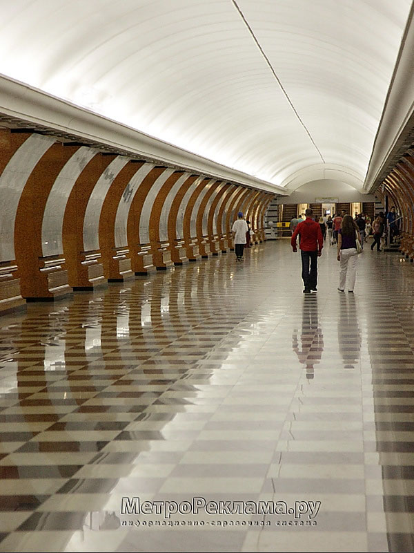 Станция метро "Парк Победы". Южный станционный зал. Оборудован четырёхленточным эскалатором для выхода пассажиров в город.