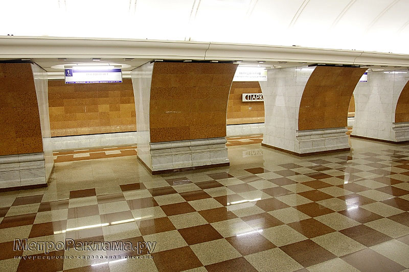 Станция метро "Парк Победы". Северный станционный зал. Пол вымощен полированным гранитом двух цветов "шахматное поле" коричневого и светло-бежевого тонов.