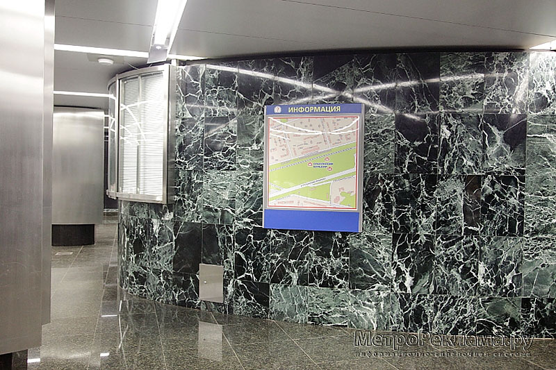 Станция метро "Славянский бульвар". Аванзал западного подземного вестибюля, левая стена по входу пассажиров на которой размещена схема прилегающих улиц.