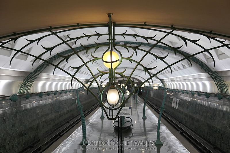 Станция метро "Славянский бульвар". Декоративная решотка над эскалаторным наклоном.