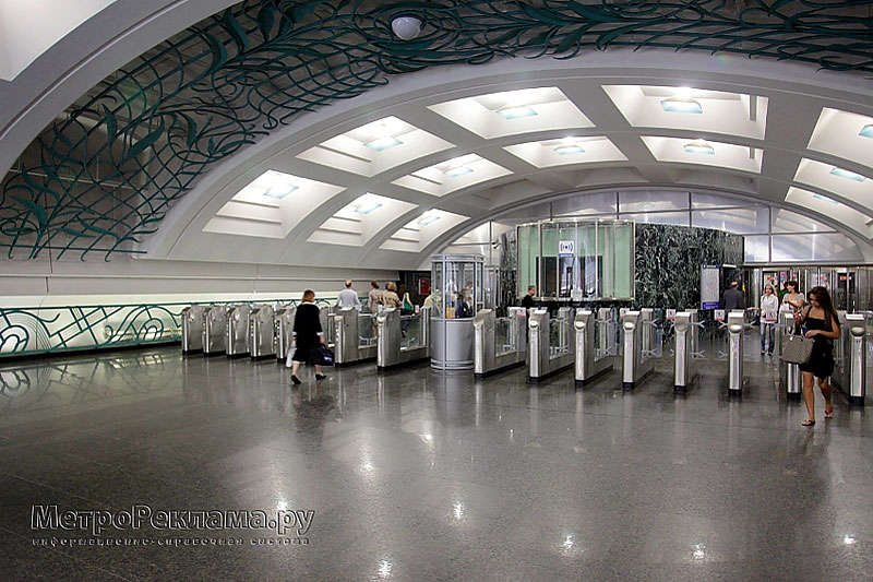 Станция метро "Славянский бульвар" восточный вестибюль, турникеты по входу и выходу пассажиров.
