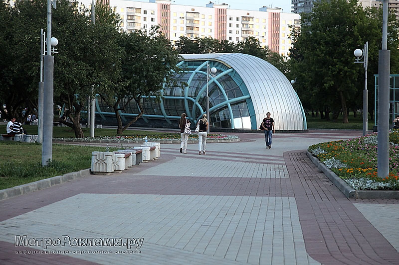 Станция метро "Славянский бульвар" восточный вестибюль, выход в город и вход пассажиров в подземный вестибюль .