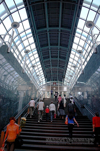 Станция метро "Славянский бульвар" восточный вестибюль, выход в город и вход пассажиров в подземный вестибюль .
