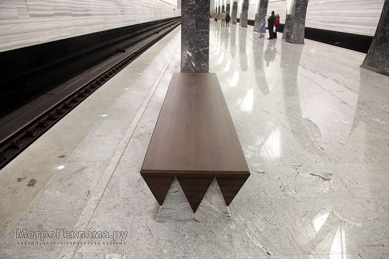 Станция "Волоколамская"  Станционный зал. 
                  Торцевая часть скамьи для пассажиров также выполнена с фантазией.