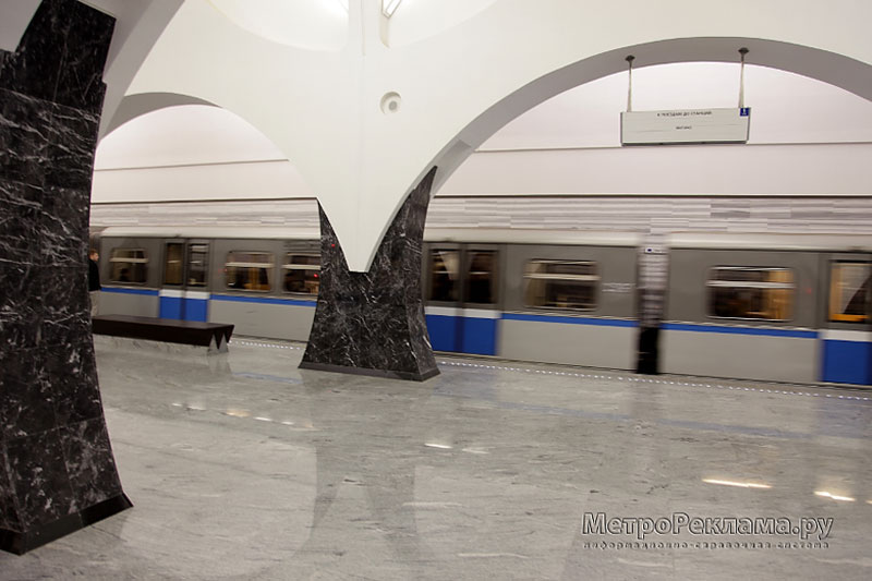Станция "Волоколамская" Простор станционного зала достигнут за счёт увеличенного до 9 метров шага опорных колонн.