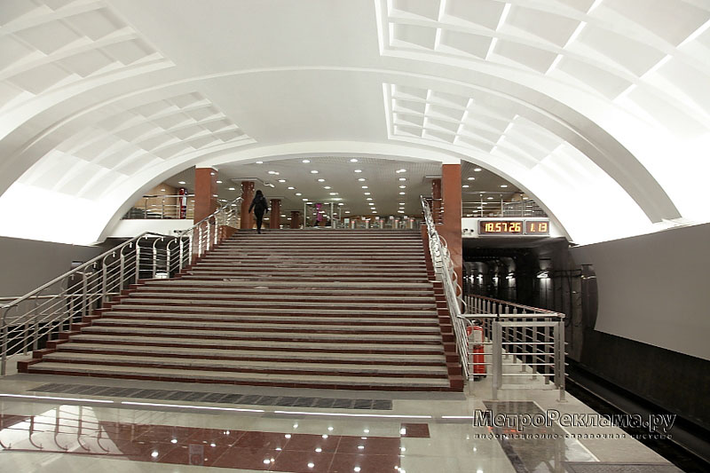 Станция "Митино"  Станционный зал. Выход в город из последнего вагона при движении поезда из центра на ул. Митинская и Дубравная, к кинотеатру "Люксор".