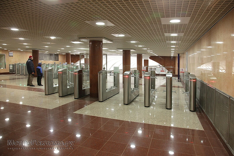Станция "Митино"  Балкон северного вестибюля. Турникеты по входу пассажиров на станцию.