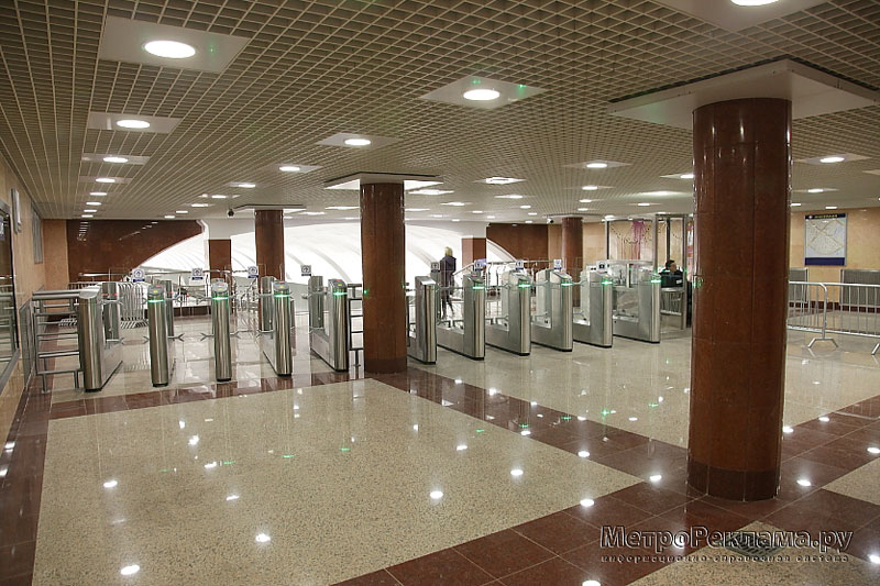 Станция "Митино"  Станционный вестибюль, турникеты для входа пассажиров на станцию. 