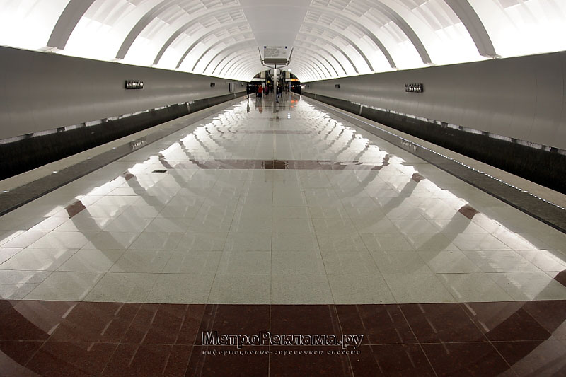 Станция "Митино"   Перспектива станционного зала. Перрон вымощен полированным гранитом в котором отражается рельеф станционного свода.