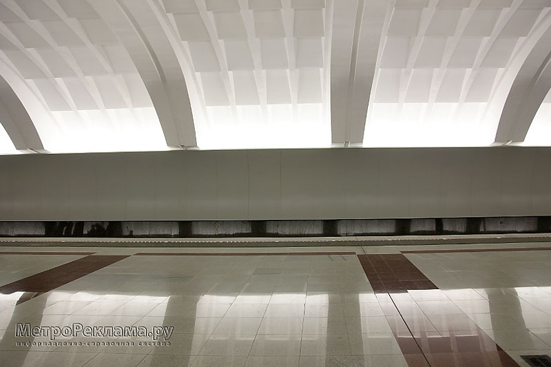 Станция "Митино"   Оформление путевых стен станционного зала. Перрон вымощен полированным гранитом в котором отражается рельеф станционного свода.