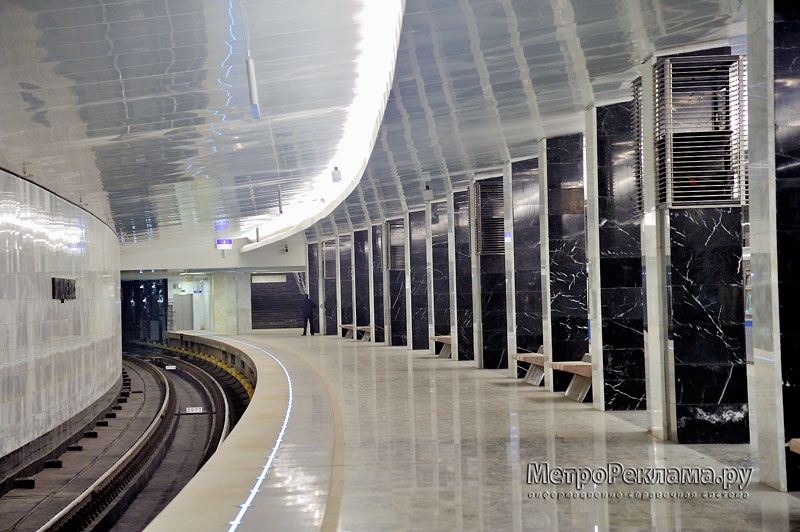 Станция "Пятницкое шоссе". Внутренняя дуга станционного зала облицована мрамором и гранитом светлых тонов.
