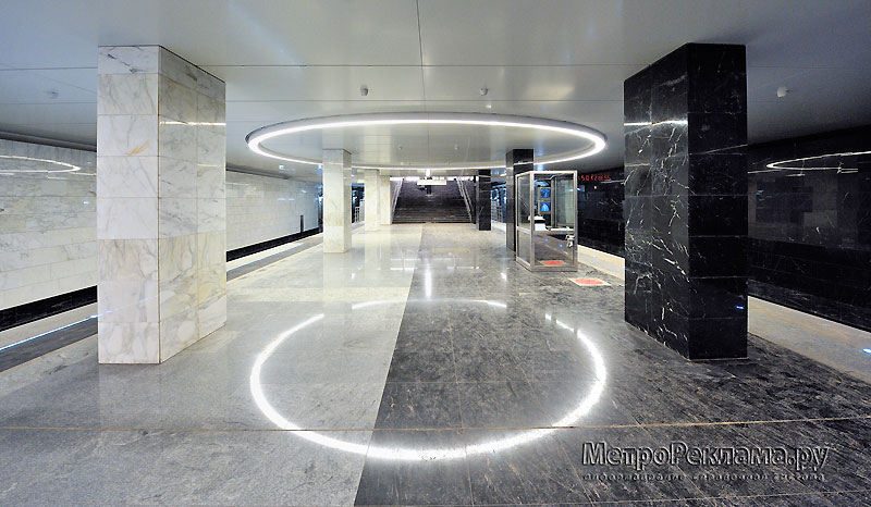 Станция "Пятницкое шоссе". Станционный зал. Выход в южный подземный вестибюль.На своде размещён оригинальный кольцевой светильник.