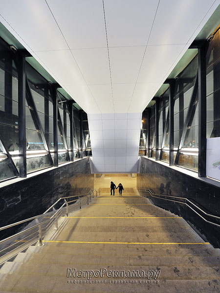Станция "Пятницкое шоссе". Южный подземный вестибюль. Лестничные сходы вестибюля оборудованы пандусами для колясок и накрыты ажурными остеклёнными павильонами.