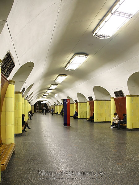 Станция метро "Рижская". Станционный зал. Выход в город.