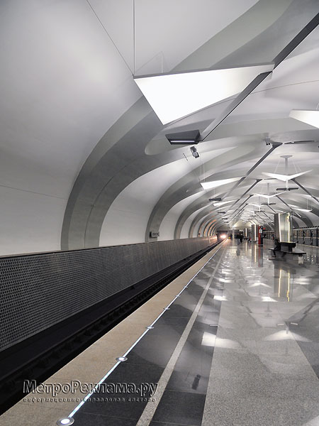 Станция "Новокосино" Станционный зал. Путевая стена станции облицована перфорированными темно-серыми панелями Durlum Loop c шумопоглощающим слоем.