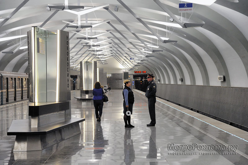 Станция "Новокосино" Станционный зал.  Пока не подошел следующий поезд, можно обсудить рабочие вопросы.