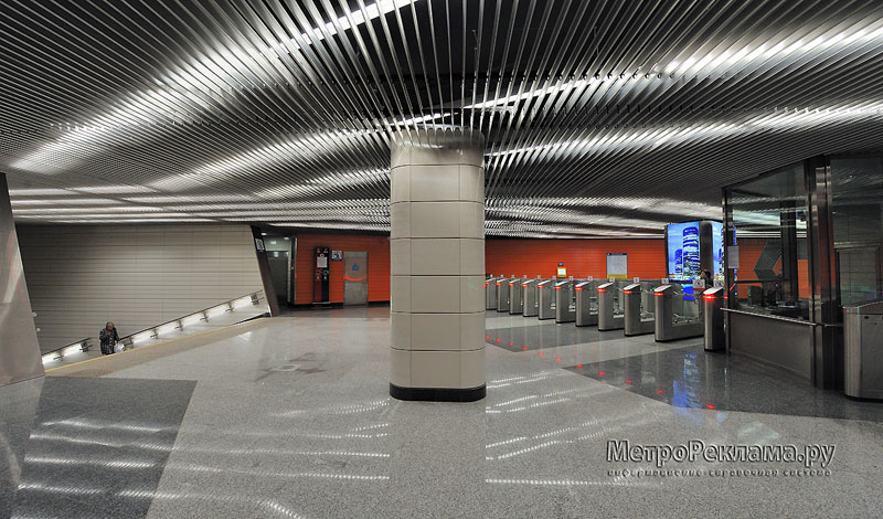 Станция "Новокосино" Восточный подземный вестибюль. Выход пассажиров в город.