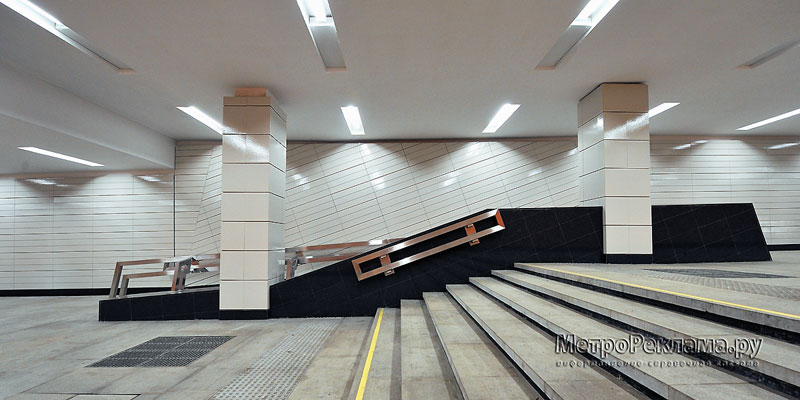 Станция "Новокосино" Подходной коридор по выходу в город. Слава пандус для маломобильных пассажиров.