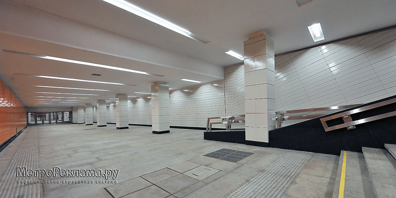 Станция "Новокосино" Подходной коридор к кассовому залу. Справа пандус для маломобильных пассажиров.