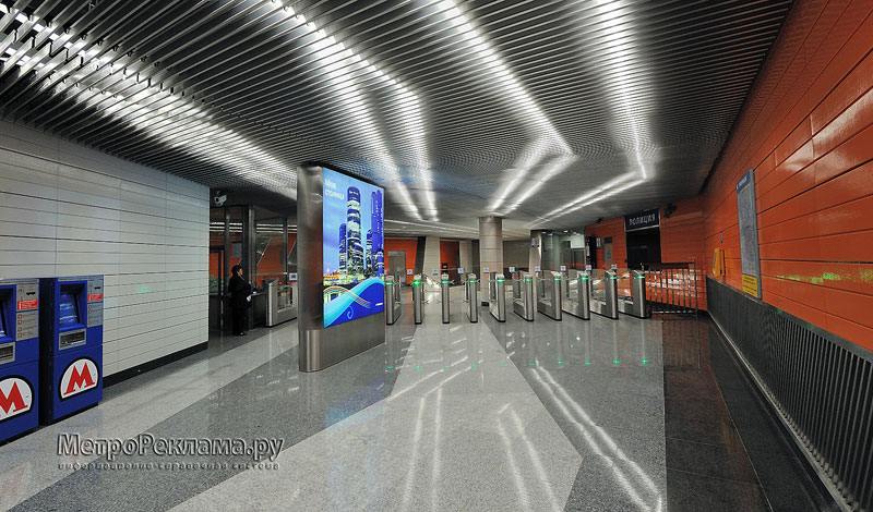 Станция "Новокосино" Восточный подземный вестибюль. Турникеты по входу пассажиров на станцию.