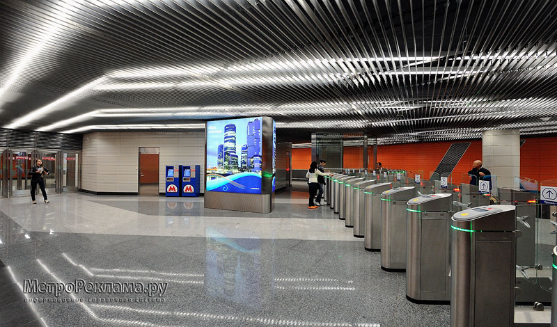 Станция "Новокосино" Восточный подземный вестибюль. Турникеты по входу пассажиров на станцию.