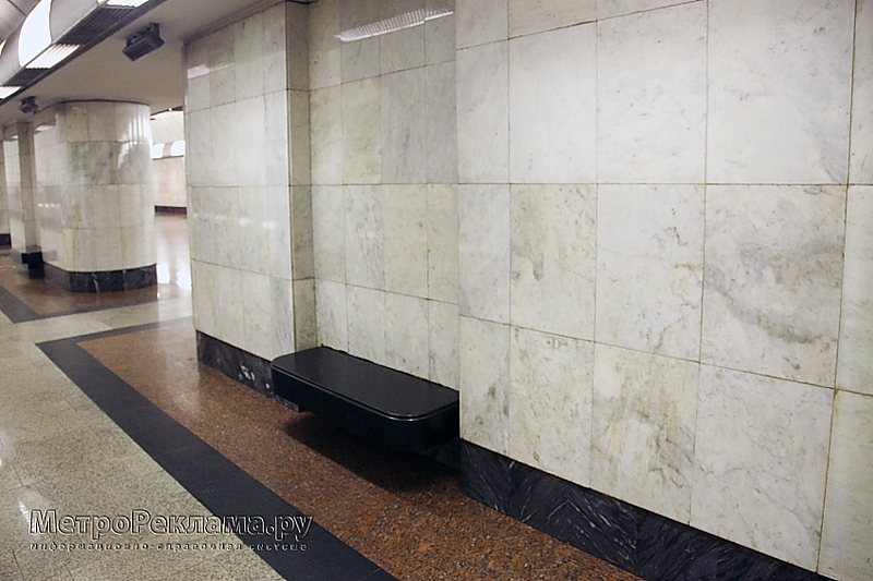 Станция метро "Дубровка".  Путевая платформа, скамья для удобства пассажиров.