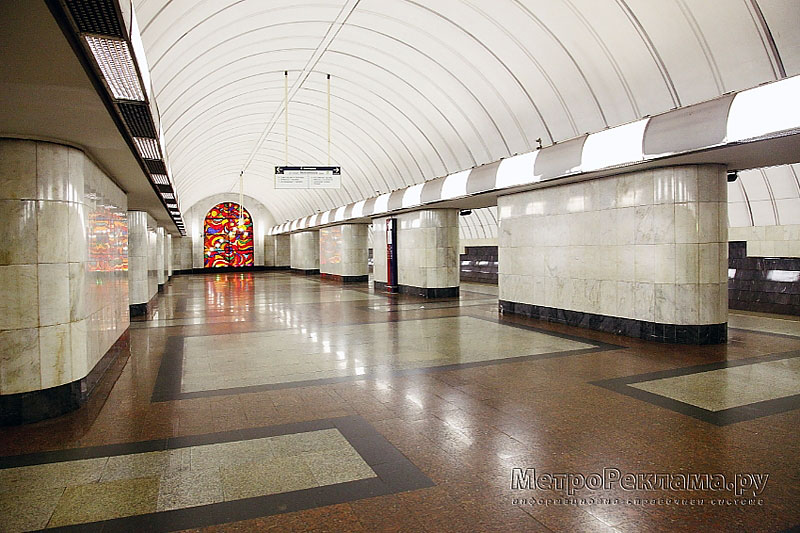 Станция метро "Дубровка", центральный станционный зал. На торцевой стене зала размещён витраж работы Зураба Церетели.