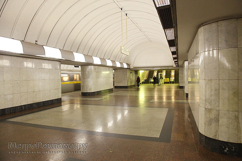 Станция метро "Дубровка", центральный станционный зал. Эскалатор для входа и выхода пассажиров.