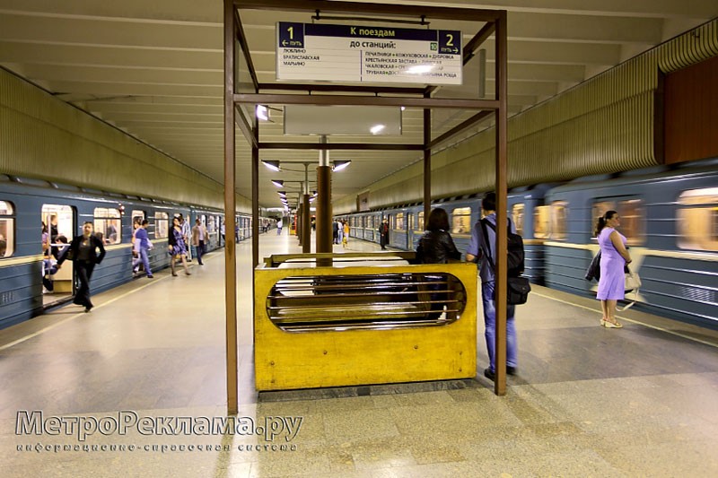 Станция "Волжская". Станционный зал. Скамьи для пассажиров встроены в импровизированную "беседку"