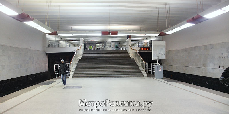 Лестница по входу и выходу пассажиров в южный подземный вестибюль на улицу Перерва и Мячковский бульвар.