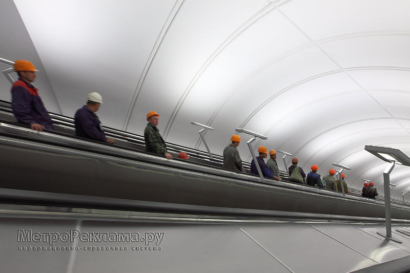 Станция "Достоевская" Эскалаторный наклон.  Герои сегодняшнего праздника в честь открытия станции для пассажиров - МЕТРОСТРОЕВЦЫ.