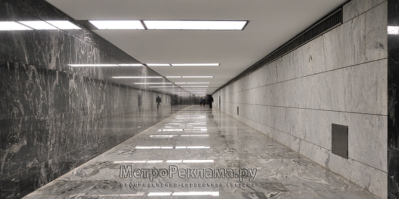 Подходной коридор межстанционного перехода от подземного вестибюля в станционный зал.