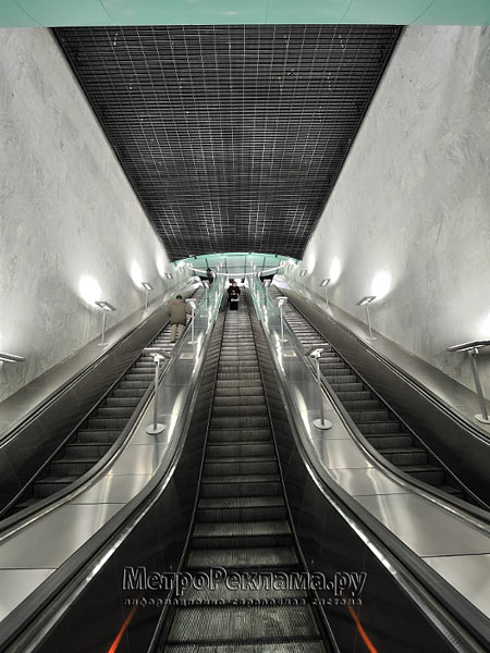 Станция "Зябликово". Станционный зал. Трёхленточный эскалатор для входа и выхода пассажиров.