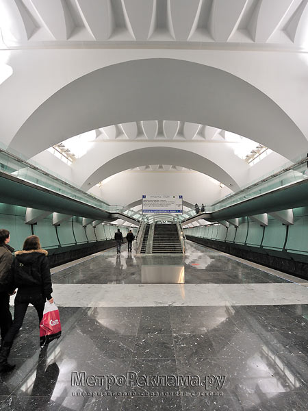 Станция "Зябликово". Станционный зал. Над станционными путями оборудованы балконы для следования пассажиров на станцию "Красногвардейская" Замоскворецкой линии.